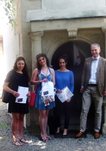 Bei der Siegerehrung im vor dem Schloss Habelsee: v.l.n.r. Chiara Martin, Maria Hofmeister, Sophie Dingler und OStD Dr. PD Kelllner