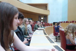 CEG Schüler sitzen im Plenarsaal im Landtag 2017