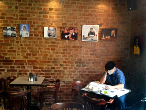 Barbilder im Café Brazil