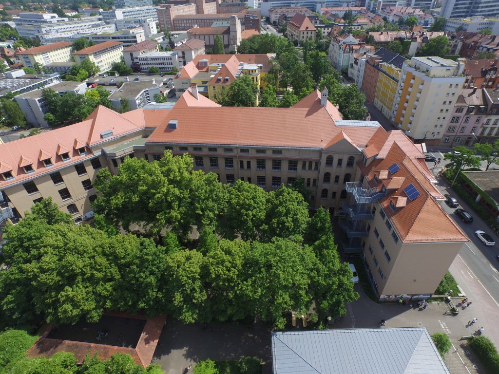 CEG - Altbau und Pausenhof