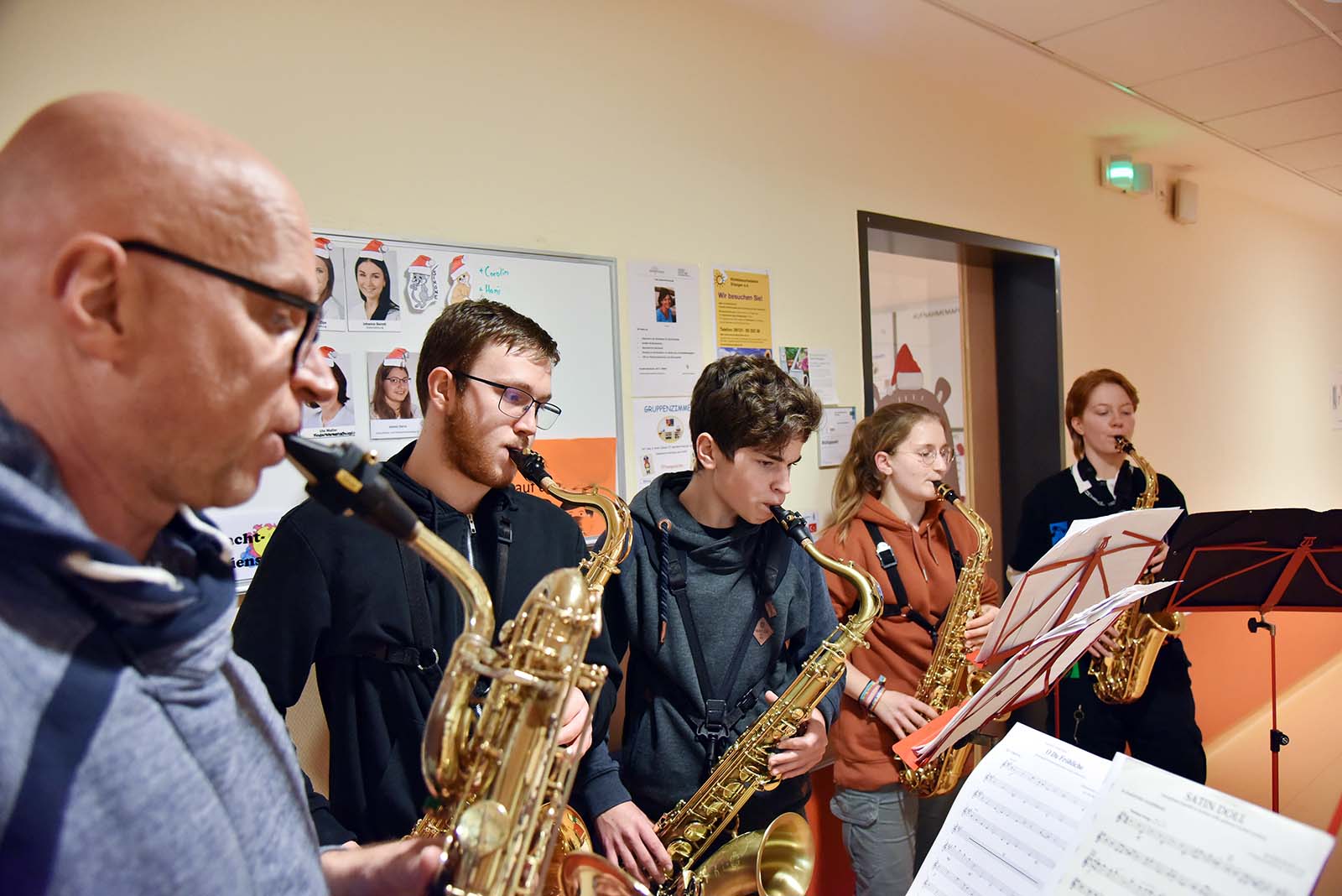 Weihnachtsstimmung in der Kinderklinik des Uniklinikums Erlangen dank schwungvoller Musik des Saxofon-Quartetts Sina Hinrichs, Tabea Duske, Oliver Wolf, und Mika Frauendorfer mit dem Lehrer Bernd Aschmoneit (v. r. n. l.). Foto: Kerstin Bönisch/Uniklinikum Erlangen