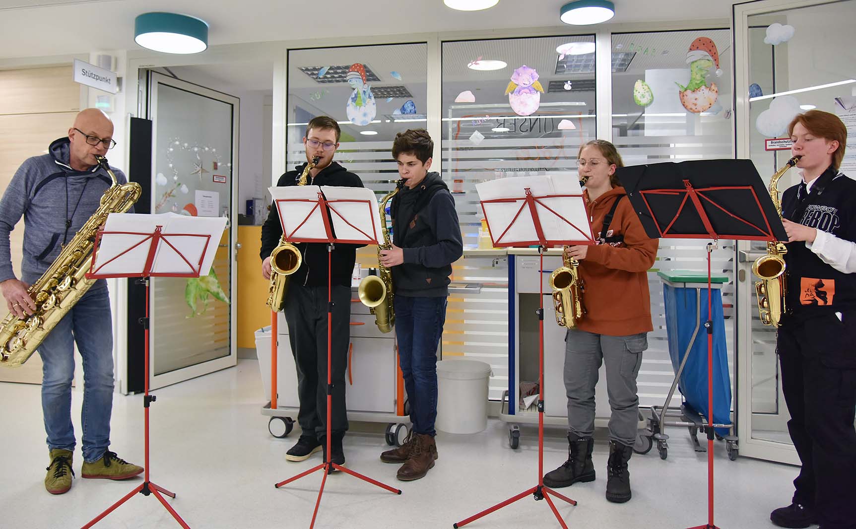 In der Kinderonkologie des Uniklinikums Erlangen startete das Saxofon-Quartett des CEG mit Sina Hinrichs, Tabea Duske, Oliver Wolf, Mika Frauendorfer und Lehrer Bernd Aschmoneit (v. r. n. l.). mit dem Weihnachtssong „Frosty the Snowman“. Foto: Kerstin Bönisch/Uniklinikum Erlangen