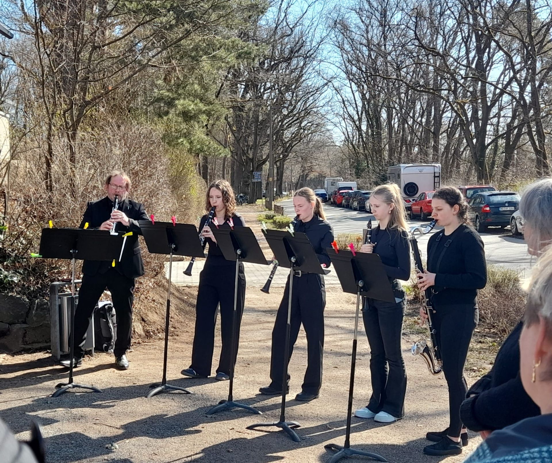 In der Kinderonkologie des Uniklinikums Erlangen startete das Saxofon-Quartett des CEG mit Sina Hinrichs, Tabea Duske, Oliver Wolf, Mika Frauendorfer und Lehrer Bernd Aschmoneit (v. r. n. l.). mit dem Weihnachtssong „Frosty the Snowman“. Foto: Kerstin Bönisch/Uniklinikum Erlangen