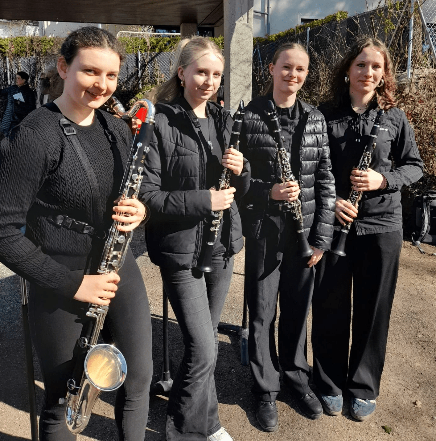 Weihnachtsstimmung in der Kinderklinik des Uniklinikums Erlangen dank schwungvoller Musik des Saxofon-Quartetts Sina Hinrichs, Tabea Duske, Oliver Wolf, und Mika Frauendorfer mit dem Lehrer Bernd Aschmoneit (v. r. n. l.). Foto: Kerstin Bönisch/Uniklinikum Erlangen