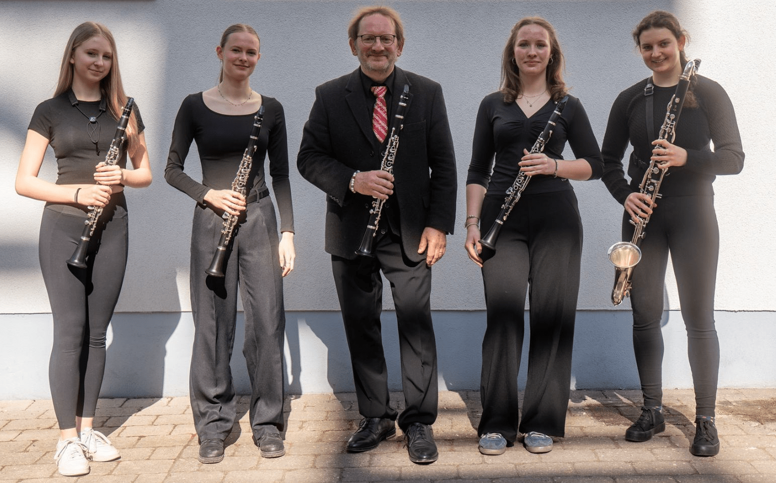 In der Kinderonkologie des Uniklinikums Erlangen startete das Saxofon-Quartett des CEG mit Sina Hinrichs, Tabea Duske, Oliver Wolf, Mika Frauendorfer und Lehrer Bernd Aschmoneit (v. r. n. l.). mit dem Weihnachtssong „Frosty the Snowman“. Foto: Kerstin Bönisch/Uniklinikum Erlangen