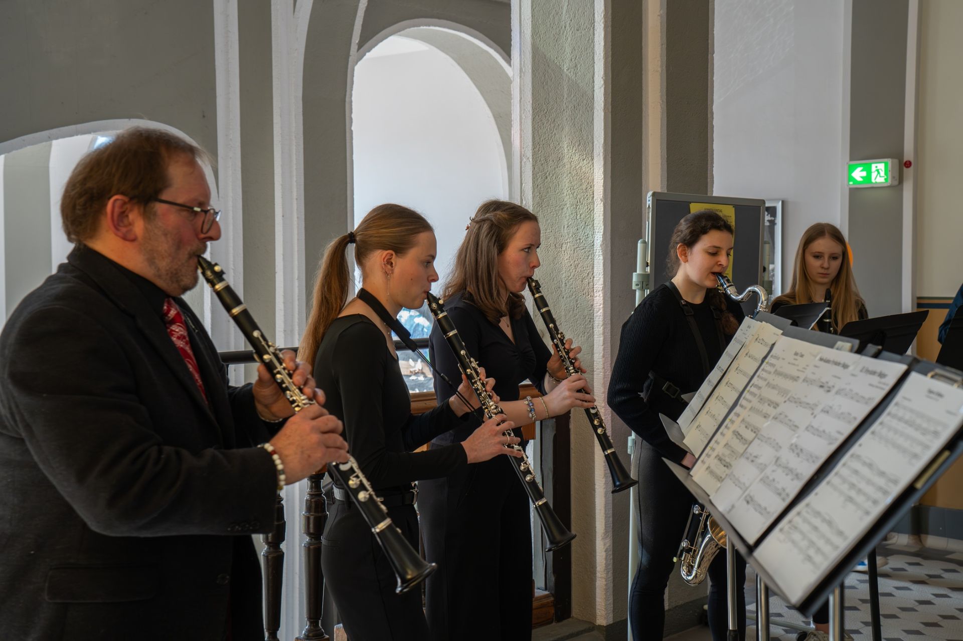 Weihnachtsstimmung in der Kinderklinik des Uniklinikums Erlangen dank schwungvoller Musik des Saxofon-Quartetts Sina Hinrichs, Tabea Duske, Oliver Wolf, und Mika Frauendorfer mit dem Lehrer Bernd Aschmoneit (v. r. n. l.). Foto: Kerstin Bönisch/Uniklinikum Erlangen