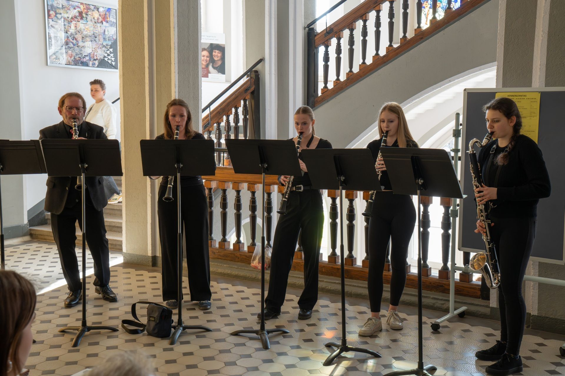 In der Kinderonkologie des Uniklinikums Erlangen startete das Saxofon-Quartett des CEG mit Sina Hinrichs, Tabea Duske, Oliver Wolf, Mika Frauendorfer und Lehrer Bernd Aschmoneit (v. r. n. l.). mit dem Weihnachtssong „Frosty the Snowman“. Foto: Kerstin Bönisch/Uniklinikum Erlangen