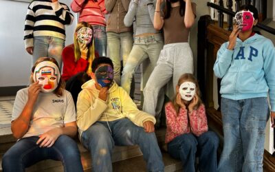Die Masken fallen lassen