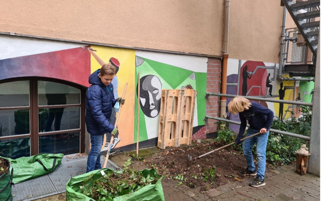 Buddeln und Jäten für einen schöneren Pausenhof